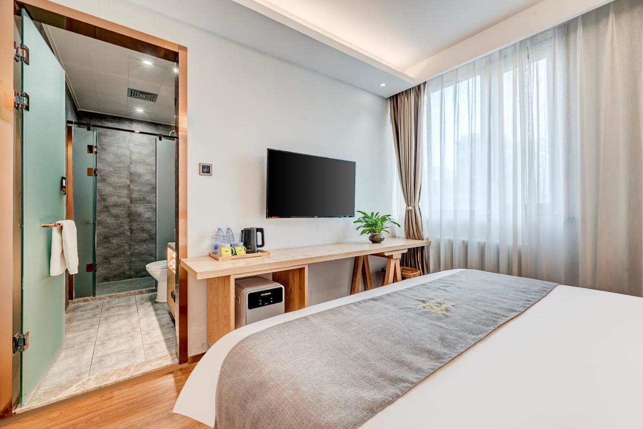 Happy Dragon Culture -in The Center Close To Forbidden City&wangfujing Street&subway Nearby &free Coffee & Free Laundry&english Speaking With Tour Services &free Wifi Unlimited For Western Software โรงแรม