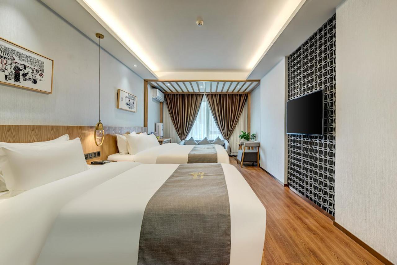 Happy Dragon Culture -in The Center Close To Forbidden City&wangfujing Street&subway Nearby &free Coffee & Free Laundry&english Speaking With Tour Services &free Wifi Unlimited For Western Software โรงแรม