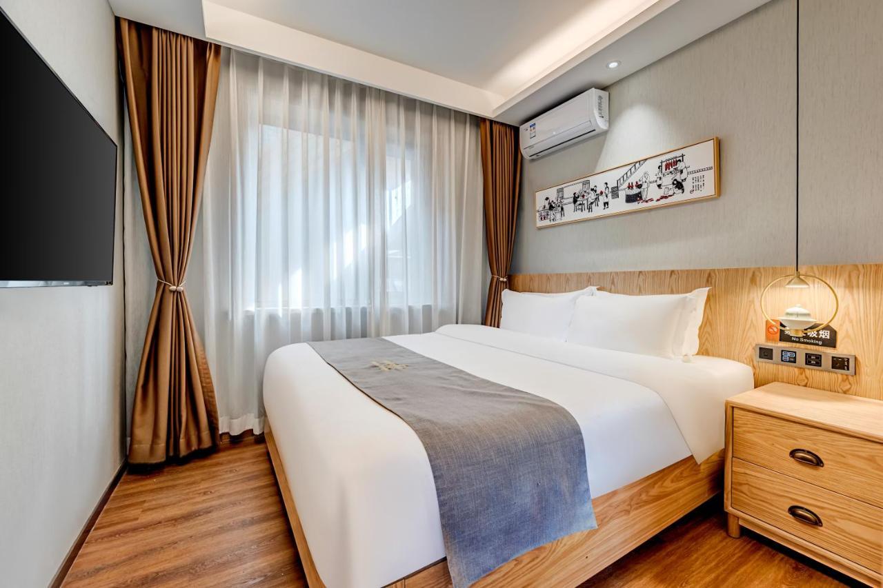 Happy Dragon Culture -in The Center Close To Forbidden City&wangfujing Street&subway Nearby &free Coffee & Free Laundry&english Speaking With Tour Services &free Wifi Unlimited For Western Software 4* ปักกิ่ง