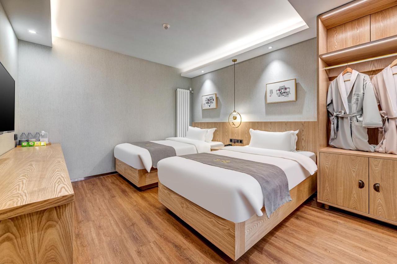 Happy Dragon Culture -in The Center Close To Forbidden City&wangfujing Street&subway Nearby &free Coffee & Free Laundry&english Speaking With Tour Services &free Wifi Unlimited For Western Software โรงแรม 4*