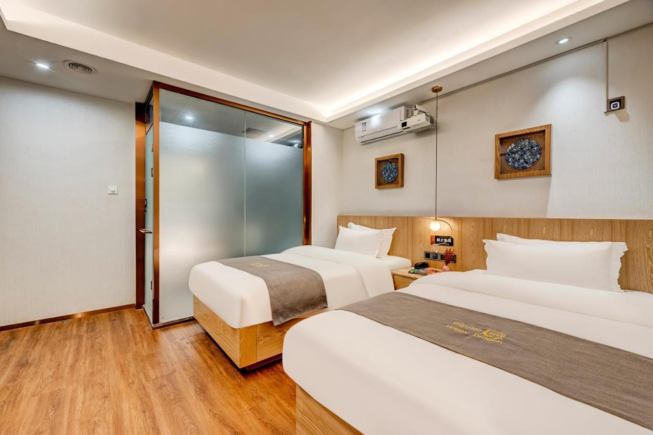 Happy Dragon Culture -in The Center Close To Forbidden City&wangfujing Street&subway Nearby &free Coffee & Free Laundry&english Speaking With Tour Services &free Wifi Unlimited For Western Software โรงแรม ปักกิ่ง