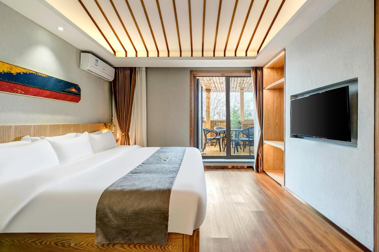 Happy Dragon Culture -in The Center Close To Forbidden City&wangfujing Street&subway Nearby &free Coffee & Free Laundry&english Speaking With Tour Services &free Wifi Unlimited For Western Software โรงแรม