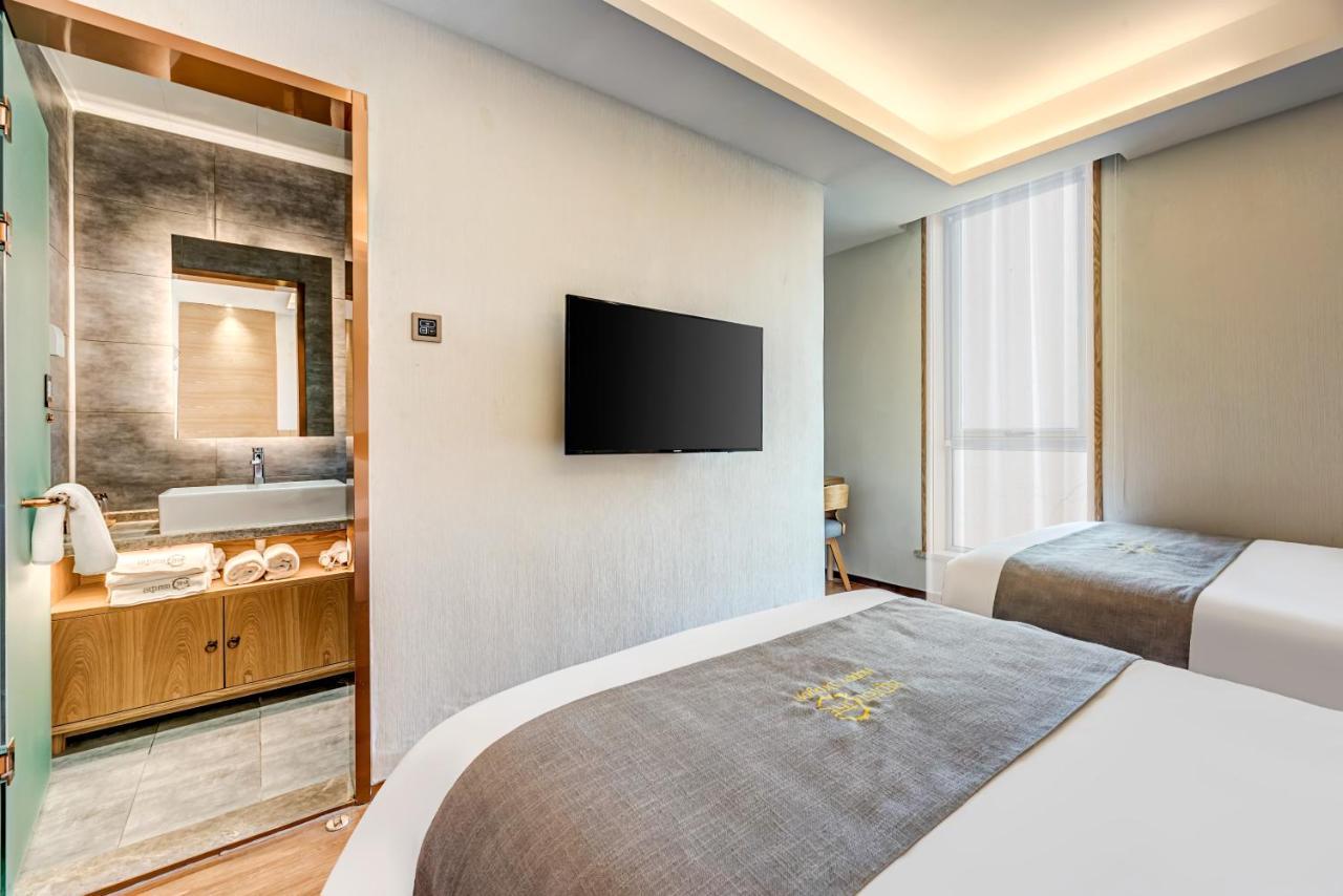 โรงแรม Happy Dragon Culture -in The Center Close To Forbidden City&wangfujing Street&subway Nearby &free Coffee & Free Laundry&english Speaking With Tour Services &free Wifi Unlimited For Western Software 4*