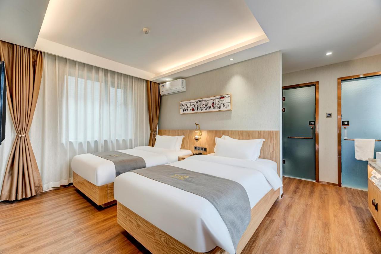Happy Dragon Culture -in The Center Close To Forbidden City&wangfujing Street&subway Nearby &free Coffee & Free Laundry&english Speaking With Tour Services &free Wifi Unlimited For Western Software