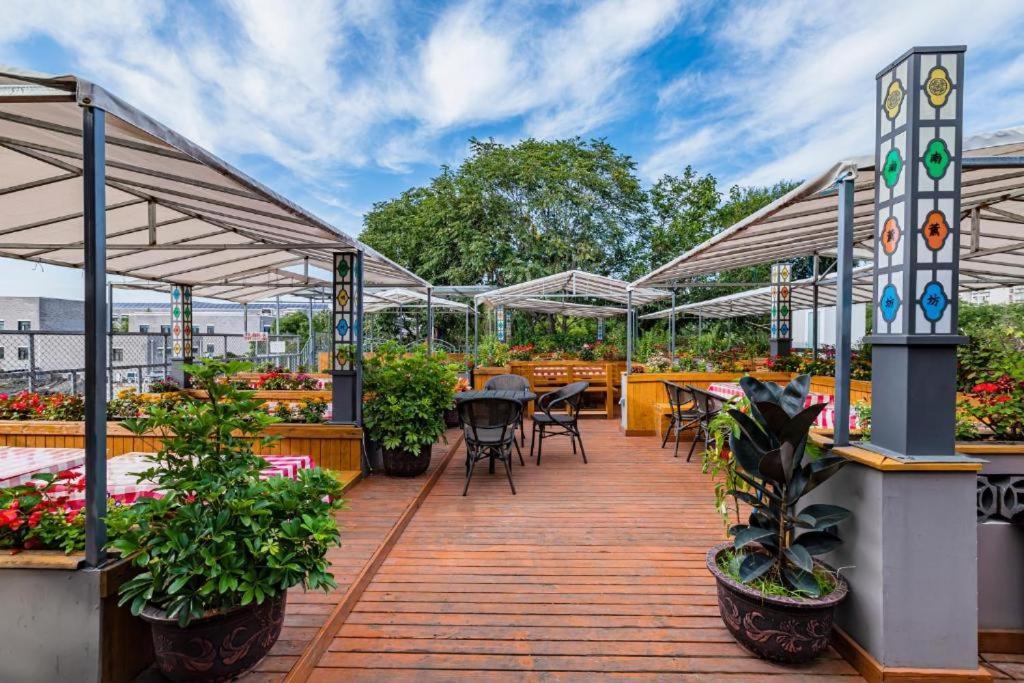 โรงแรม Happy Dragon Culture -in The Center Close To Forbidden City&wangfujing Street&subway Nearby &free Coffee & Free Laundry&english Speaking With Tour Services &free Wifi Unlimited For Western Software 4*