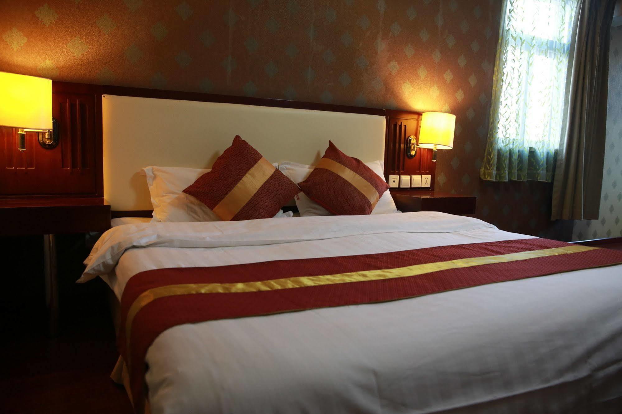 Happy Dragon Culture -in The Center Close To Forbidden City&wangfujing Street&subway Nearby &free Coffee & Free Laundry&english Speaking With Tour Services &free Wifi Unlimited For Western Software 4*