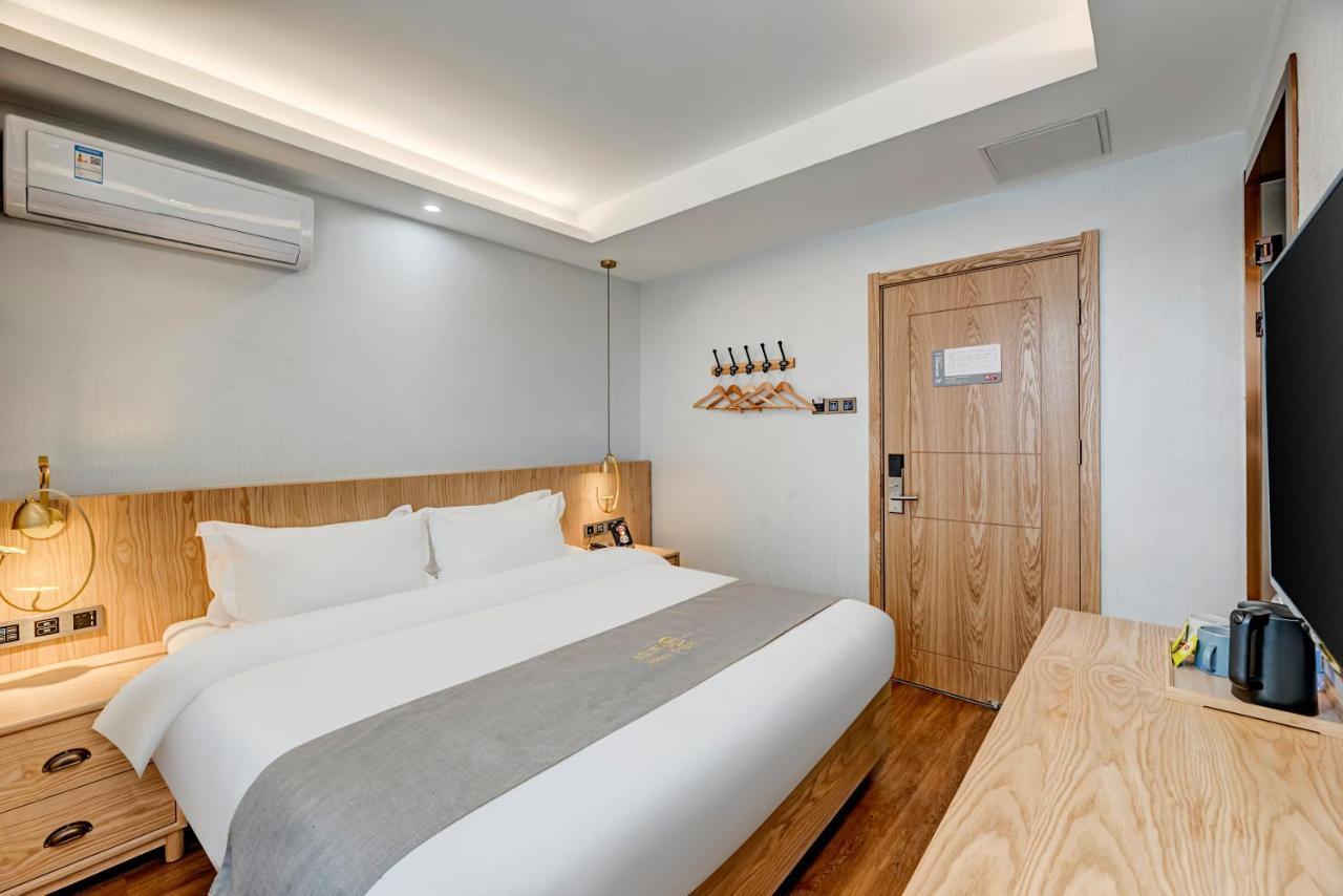 Happy Dragon Culture -in The Center Close To Forbidden City&wangfujing Street&subway Nearby &free Coffee & Free Laundry&english Speaking With Tour Services &free Wifi Unlimited For Western Software 4* Пекин